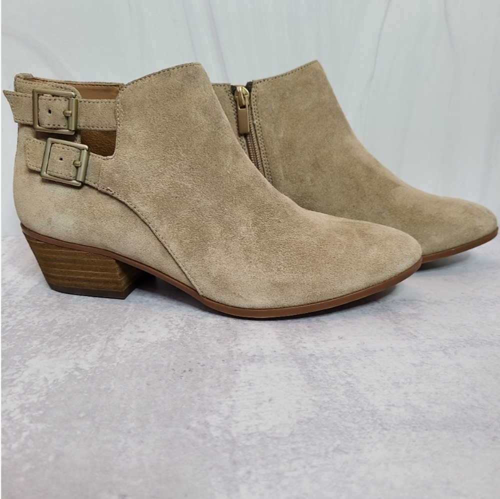 Clarks EUC Khaki Beige Sand Booties 8.5